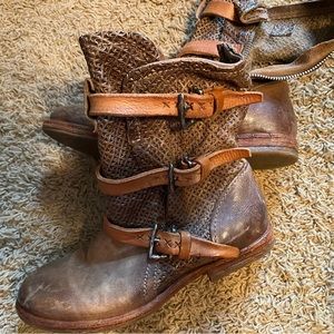 98 boots with buckle straps. Light tan gray with vintage leather.